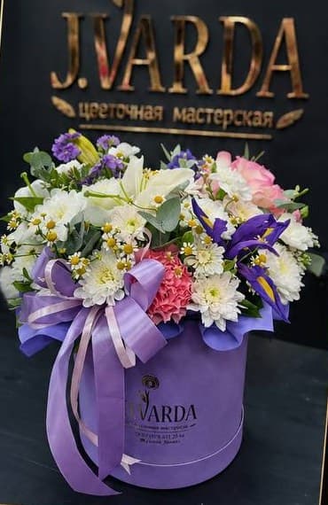 Композиция в лавандовой коробке с ирисами